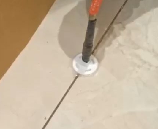 虹口瓷砖空鼓维修公司专业解答瓷砖在铺贴过程中，如果没有涂抹均匀到位的粘结材料（如水泥砂浆或瓷砖胶），可能会导致以下问题