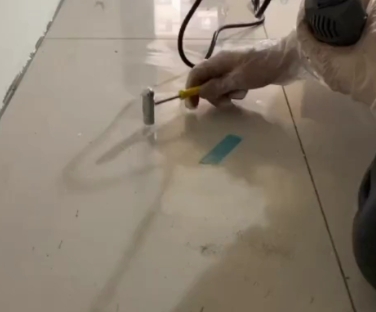 虹口瓷砖开裂维修公司专业分享瓷砖在铺贴前如果没有沥干水分，将会导致以下问题