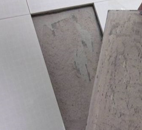 虹口瓷砖空鼓维修公司分享瓷砖铺贴时如果打浆（即涂抹在瓷砖背面和基层上的砂浆或瓷砖胶）过少，会带来以下问题